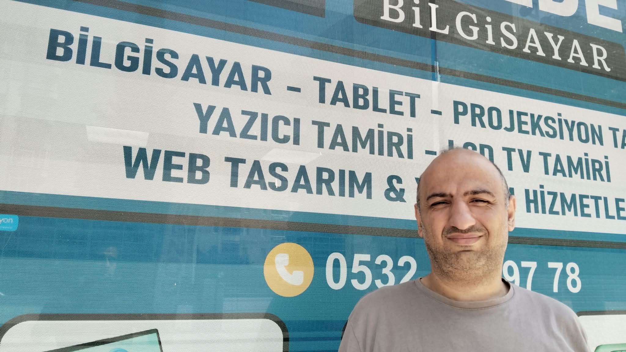 Uğur Ummak — Gözde Bilgisayar kurucusu ve teknik servis uzmanı, Mersin Mezitli'deki atölyede